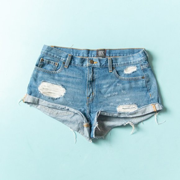 Urban Outfitters BDG Boyfriend Low Rise Distressed Cutoff Super Short Size 28 - Picture 3 of 8